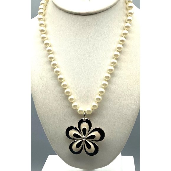 Vintage Classic Pearl Strand Necklace with Enamel Flower Pendant, White Strand - Picture 1 of 5